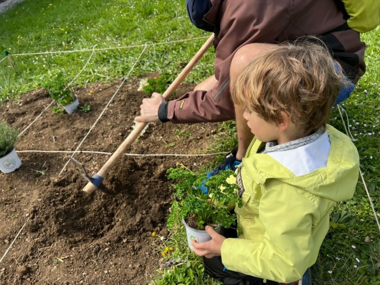 Les enfants en action dans le jardin partagé