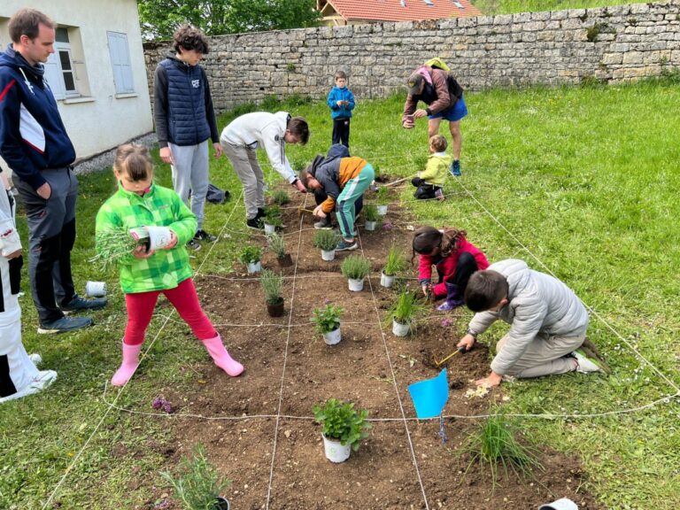 Les enfants en action dans le jardin partagé