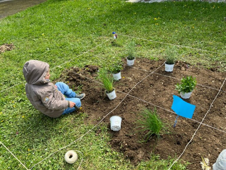 Les enfants en action dans le jardin partagé